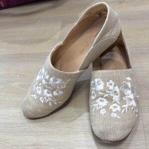 **Elegant Beige Floral Women's Shoes